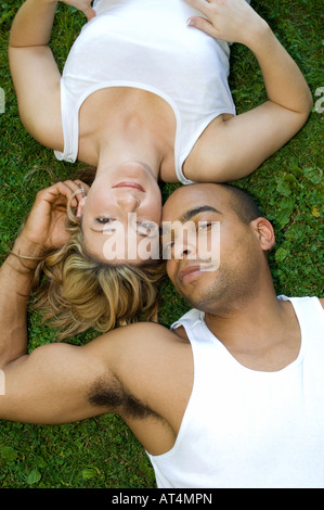 Multi-ethnischen Paar Festlegung auf Gras Stockfoto