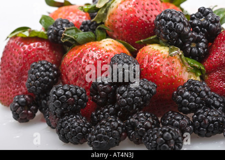 Brombeeren mit Erdbeeren Bilder Bilder Fotos Fotos Fotografieren über Kopf von oben große hohe Auflösung von oben horizontal in USA Hi-res Stockfoto