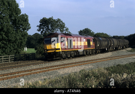 Öl-Zug gezogen von EWS-Klasse 60 Diesellok, UK Stockfoto