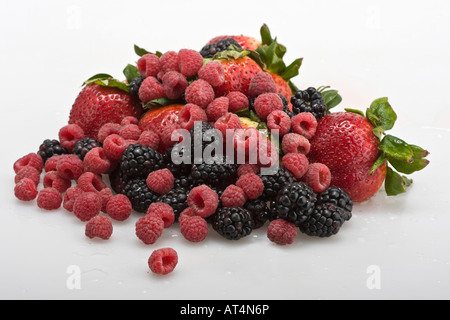 Erdbeeren Brombeeren Himbeeren von oben oben isolierter Ausschnitt Ausschnitt Ausschnitt weiße Hintergrundbilder horizontal in den USA hochauflösende US-amerikanische Bilder Stockfoto