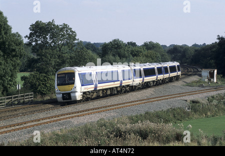 Chiltern Railways Klasse 168 Clubman Diesel-Zug bei Hatton Norden Kreuzung, Warwickshire, England, UK Stockfoto