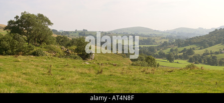 Derbyshire Peak District Hartington Calder Low Taube Flusstal und Wolfscote Hügel Panorama Stockfoto