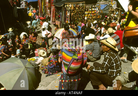 Guatemala Hochland Chichicastenango Markt-Geher auf Santo Tomas Kirche Schritte Stockfoto