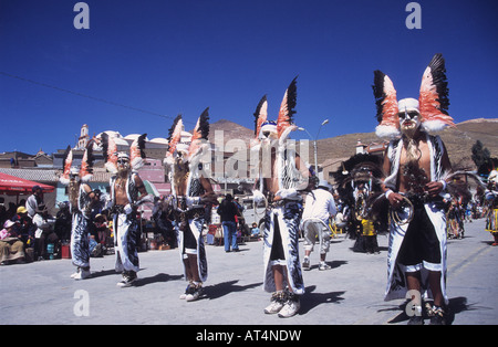 Maskierte Tobas Tänzer mit Flamingo Flügel Kopf-Kleider, Chutillos Festival, Potosi, Bolivien Stockfoto