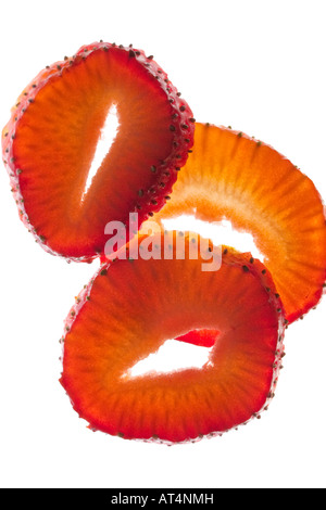 Scheiben einer Erdbeere saftigen Frucht auf weißem Hintergrund Overhead Ausschnitt Nahaufnahme isolierte Nahaufnahme Makroanzeige Detail vertikales Format Hi-res Stockfoto