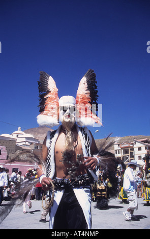 Maskierte Tobas-Tänzerin mit Flamingoflügel-Kopfkleid, CH'utillos-Festival, Potosi, Bolivien Stockfoto