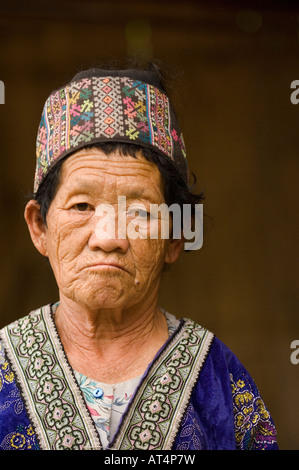 Hmong-Frau in traditioneller Kleidung Baan Pha Nok Kok Dorf Doi Inthanon Nationalpark Thailand Stockfoto