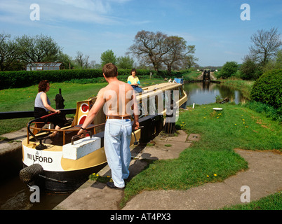 UK-Cheshire Menschen auf Narrowboat bei Bosley sperrt auf Macclesfield Kanal Stockfoto