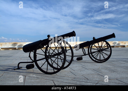 Antike Kanonen auf Saint Remy Bastion - Cagliari, Sardinien, Italien. Stockfoto