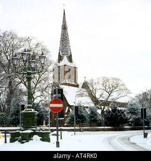 UK Cheshire Poynton St. Georges Church im Schnee Stockfoto