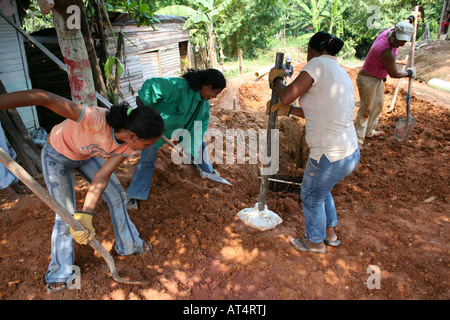 Arme Gemeinden Bau einer Kanalisation in den Slums der Regierung stellt die Materialien Stockfoto