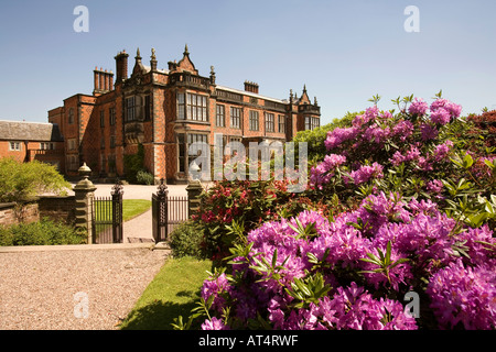 Cheshire Arley Arley Hall aus dem Garten mit Rhododendren in voller Blüte Stockfoto