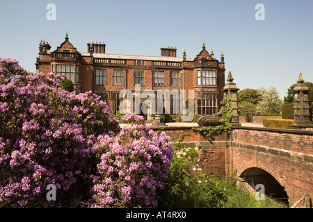 Cheshire Arley Hall aus dem Garten mit Rhododendren in voller Blüte Stockfoto