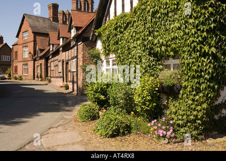 Cheshire Arley Great Budworth Straße durch das Dorf, vorbei an kleinen Bauerngarten Stockfoto