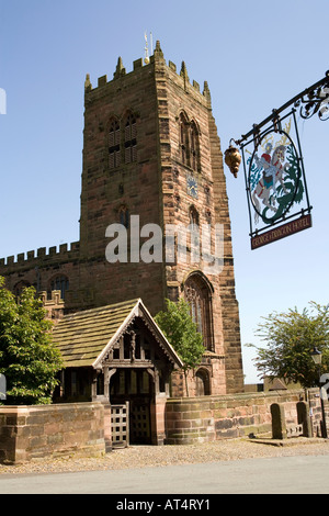 Cheshire Arley Great Budworth George Dragon Pub Schild und St Marys Parish church Stockfoto