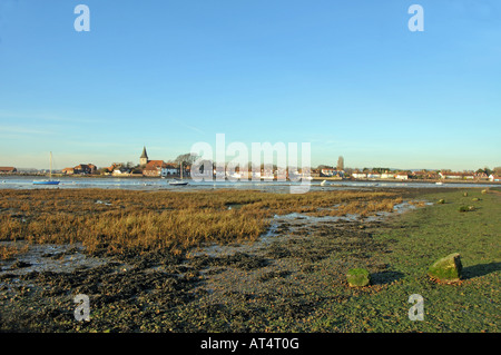 Niedrigwasser am Chichester Harbour mit Bosham Dorf am Horizont Stockfoto