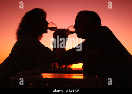 Romantisches mittleren gealterten paar Weintrinken bei Sonnenuntergang Stockfoto