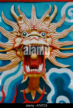 Drachen-Design auf der Außenwand des Tua Pek Kong Tempel, Kuching, Malaysia (Borneo). Stockfoto