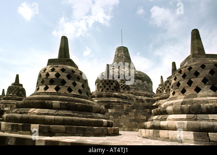 Indonesien Java Borobudur größte buddhistische Tempel in Indonesien Stupas in der Nähe der Spitze des Tempels Stockfoto