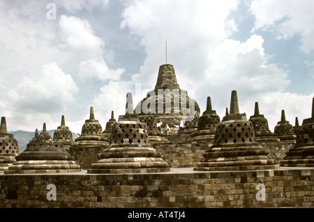 Indonesien Java Borobudur größte buddhistische Tempel in Indonesien Stupas an Spitze des Tempels Stockfoto