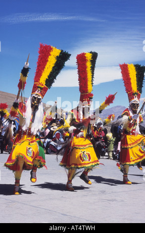 Maskierte Tobas Tänzer tragen Kostüme in Nationalfarben, Chutillos Festival, Potosi, Bolivien Stockfoto