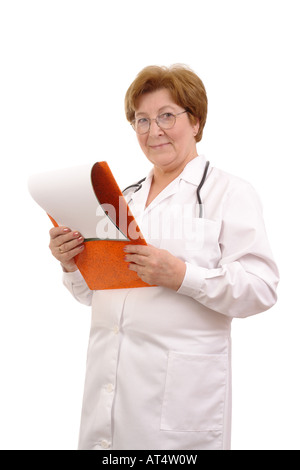 Porträt von weiblichen Familie Oberärztin mit Stethoskop und Notizblock auf weißem Hintergrund Stockfoto