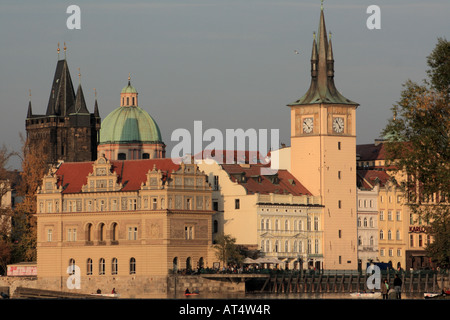 Das Smetana-Museum steht von der alten Stadt Wasserturm auf Novetneho Lavka mit den alten Turm im Hintergrund in Prag Stockfoto