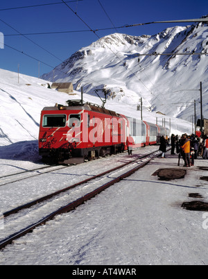 Der Gletscher-Expresszug oberhalb des Bahnhofs Andermatt in den Schweizer alpen, Kanton Uri, Schweiz Stockfoto