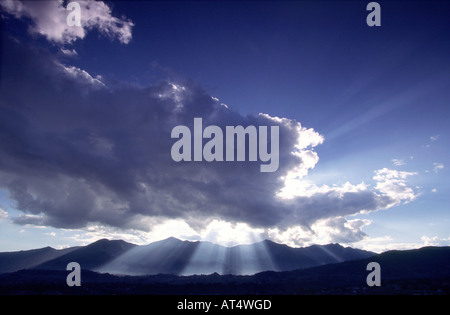 Nepal Kathmandu Sonnenstrahlen durch die Wolken platzen Stockfoto