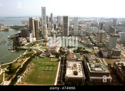 Singapur erhöhten Blick auf Singapurs Geschäftsviertel und den Hafen vor dem Gebäude der Nicoll Highway und Esplanade Bridge Stockfoto