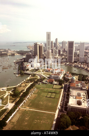 Singapur erhöhten Blick auf Geschäftsviertel und Hafen vor dem Gebäude der Nicoll Highway und Esplanade Bridge Stockfoto