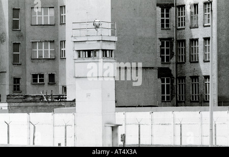 Europäische Geschichte. Wachturm an der historischen Berliner Mauer in West Berlin in Deutschland in Europa während des Kalten Krieges. Stockfoto