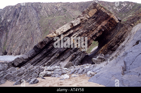 Gekippt und erodierten Gesteinsschichten am Hartland Quay auf der atlantischen Küste Nord-Devon Stockfoto