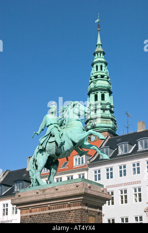 Die Reiterstatue von Bischof Absalon bei Højbro Plads mit Nikolaj Kirke-Kirche im Hintergrund Kopenhagen Dänemark Stockfoto