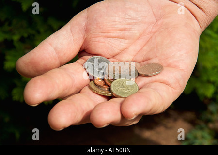 Close-up mans Hand, die Sammlung von britischen Münzen Stockfoto