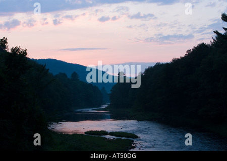 Der West River in Jamaika, Vermont.  Connecticut River Nebenfluss.  Nach Sonnenuntergang. Stockfoto