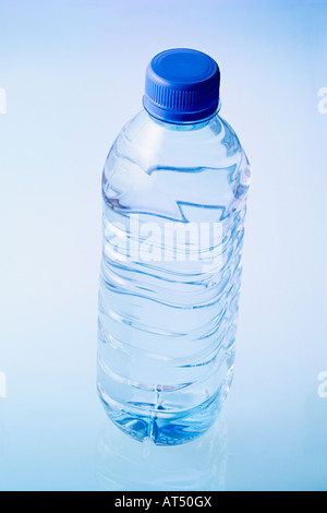 Klaren Kunststoff-Flasche Mineralwasser Stockfoto