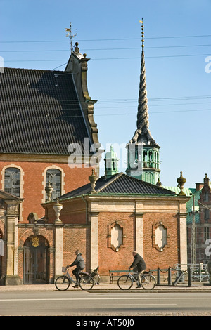 Zwei Biker vorbei an Holmens Kirke-Kirche mit Sipre der Børsen Börse im Hintergrund Kopenhagen Dänemark Stockfoto