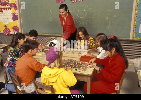 Gruppe der vierten oder fünften Klasse gemeinsam an ein puzzle Stockfoto