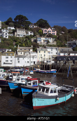 Attraktive Ferienhäuser und Angelboote/Fischerboote in den Hafen im Dorf Polperro Cornwall 2006 Stockfoto