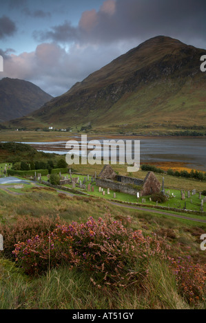 Blick über Loch Duich und Morvich in den schottischen Highlands mit Sgurr Na Moraich Berg der fünf Schwestern von Kintail hinter Stockfoto