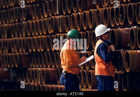 Arbeitnehmer, die Kontrolle [Erdgas] Rohre Stockfoto