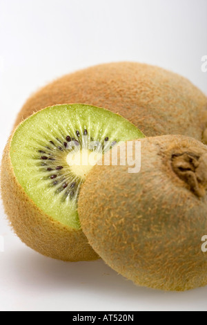 Grüne Kiwi-Frucht in Hälften geteilt Actinidia chinensis var deliciosa Bilder Bilder Fotos Fotografie sehr hochauflösende vertikale in den USA Hi-res Stockfoto
