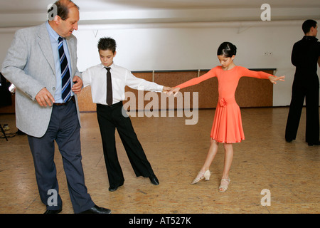 Kinder Kind Jugend junge Mädchen Junge männliche weibliche Kultur Kunst Kreativität Kind Sport Tanz Tänzerin Gruppenteam bewegen Geschicklichkeit üben com Stockfoto