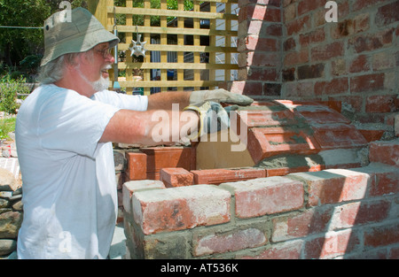 Menschen bauen einen Steinofen mit Schalung an Stelle für die Unterstützung des Tresor-Bogens im freien Stockfoto