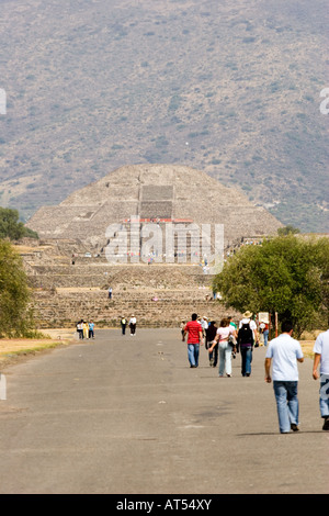 Mondpyramide in Teotihuacán Mexiko, von der Straße der Toten Calzada de Los Muertos Touristen zu Fuß in Richtung es angesehen Stockfoto