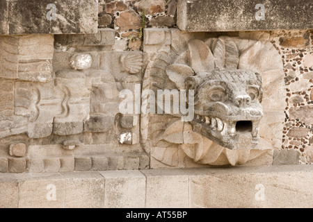 Quetzalcoatl (gefiederte Schlange) Kopf Skulptur Schnitzen in den Tempel in Teotihuacan, Mexiko. Stockfoto