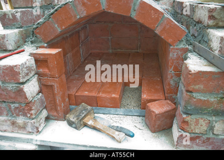 Detail des Gewölbes Feuer im Gebäude ein Outdoor-Holz befeuert Ofen Stockfoto