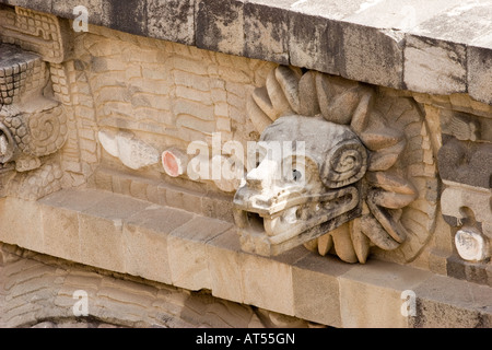 Quetzalcoatl (gefiederte Schlange) Kopf Skulptur Schnitzen in den Tempel in Teotihuacan, Mexiko. Stockfoto