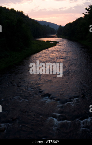 Der West River in Jamaika, Vermont.  Connecticut River Nebenfluss.  Nach Sonnenuntergang. Stockfoto